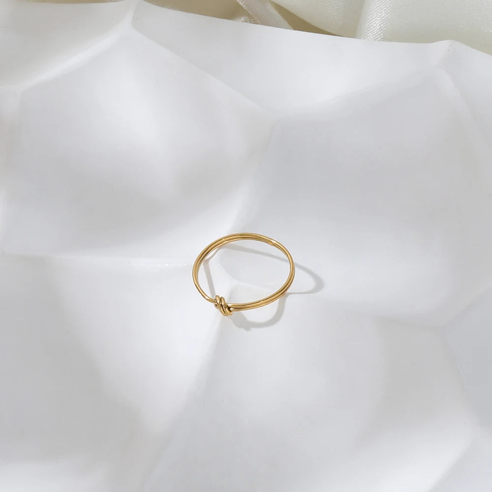 The Lumi Knot Ring